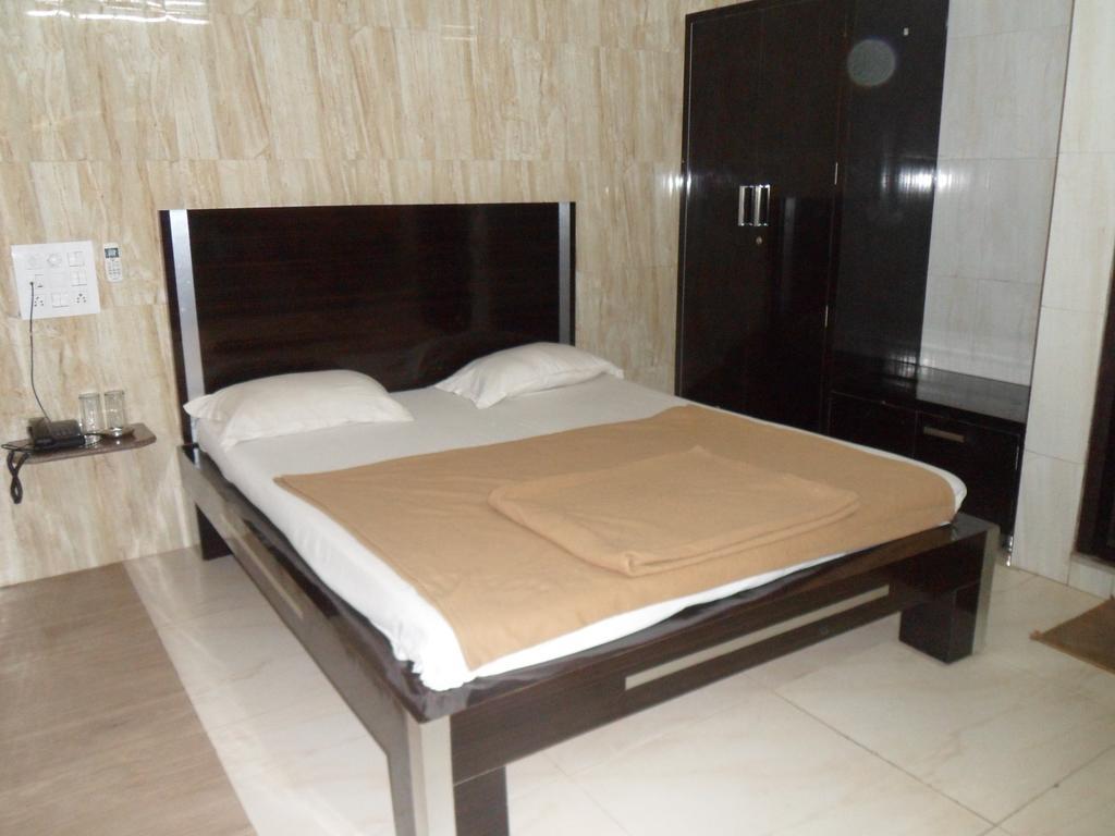 Hotel Jasmine Ahmedabad Esterno foto